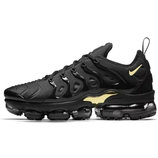 TÊNIS NIKE AIR VAPORMAX PLUS PRETO DOURADO
