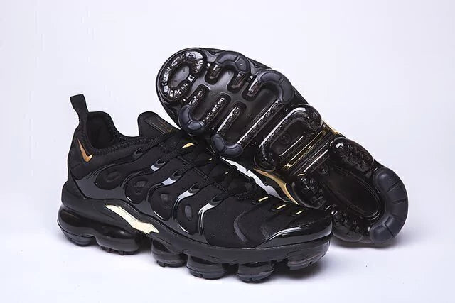 TÊNIS NIKE AIR VAPORMAX PLUS PRETO DOURADO