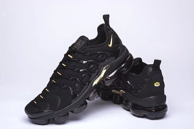 TÊNIS NIKE AIR VAPORMAX PLUS PRETO DOURADO